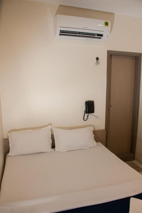 City Hotel Мумбай Екстериор снимка