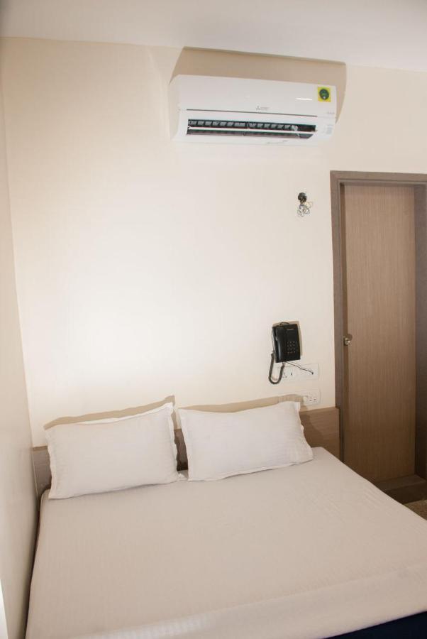 City Hotel Мумбай Екстериор снимка